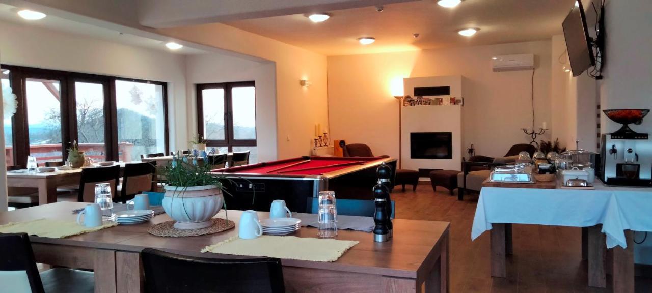 Bed and Breakfast Casa Comilor Surdesti  Exterior foto